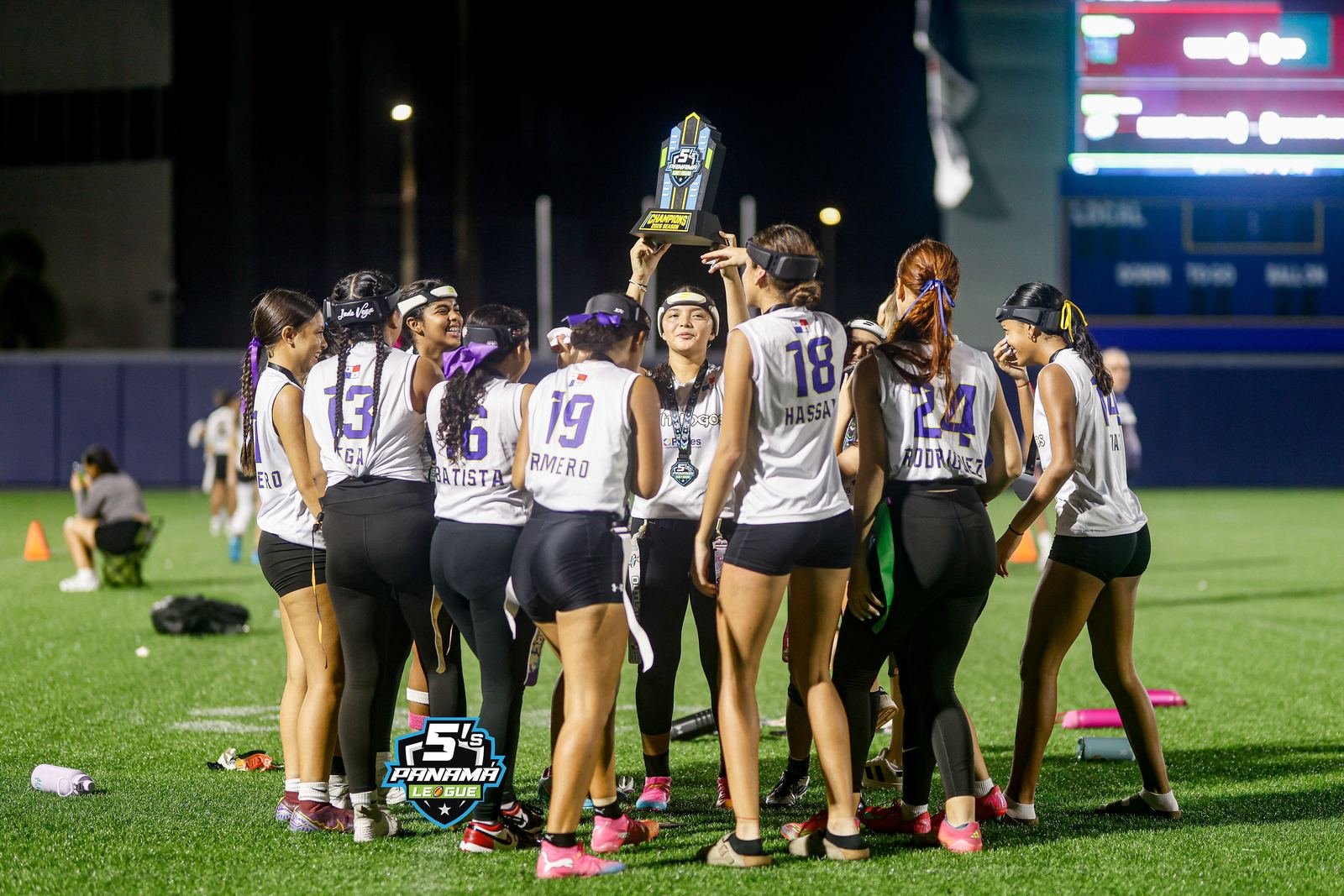 Las campeonas celebran con el trofeo en la noche de finales de la Temporada 2026