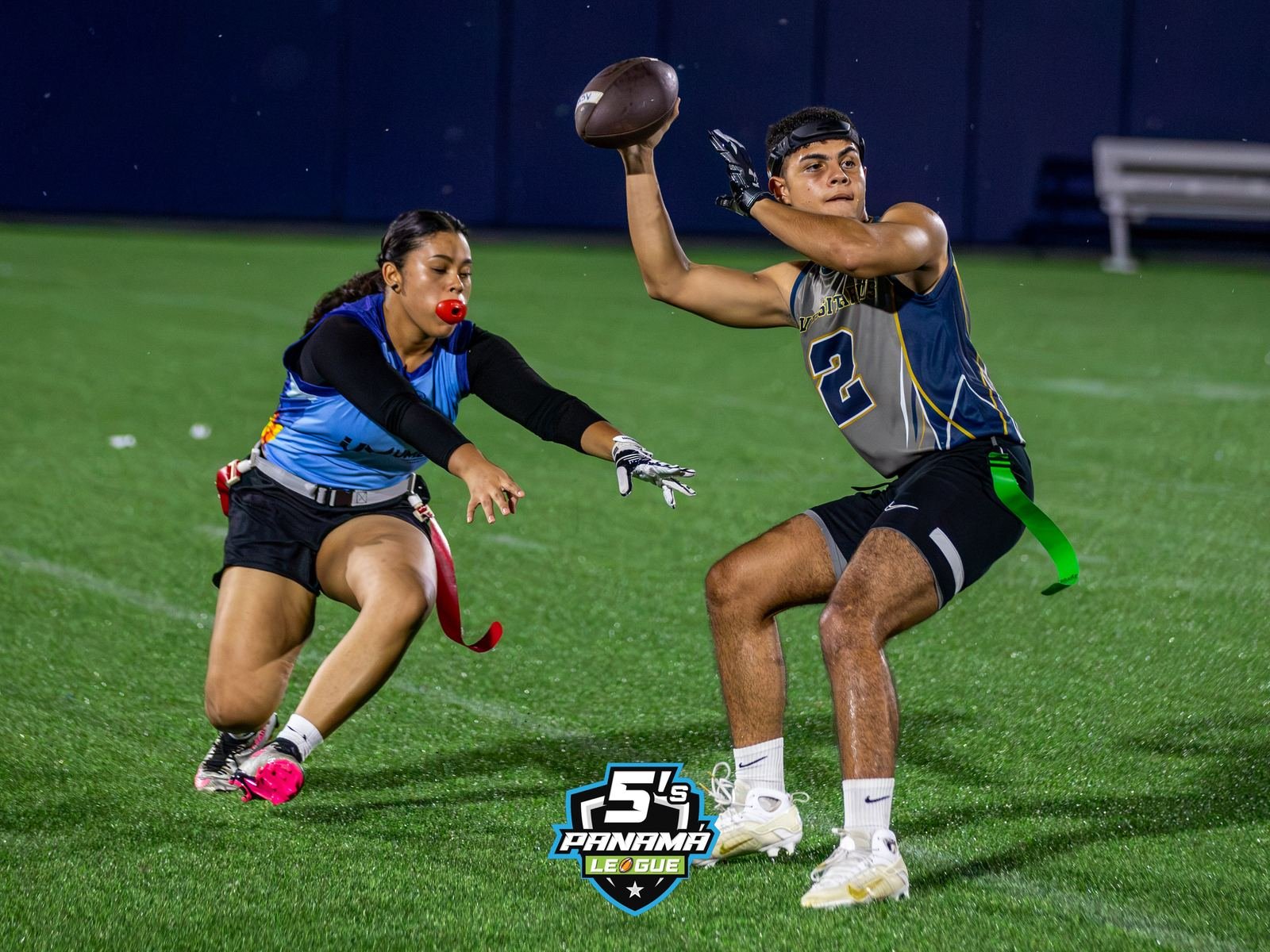 Una defensora presiona al quarterback en un partido mixto de la Liga U