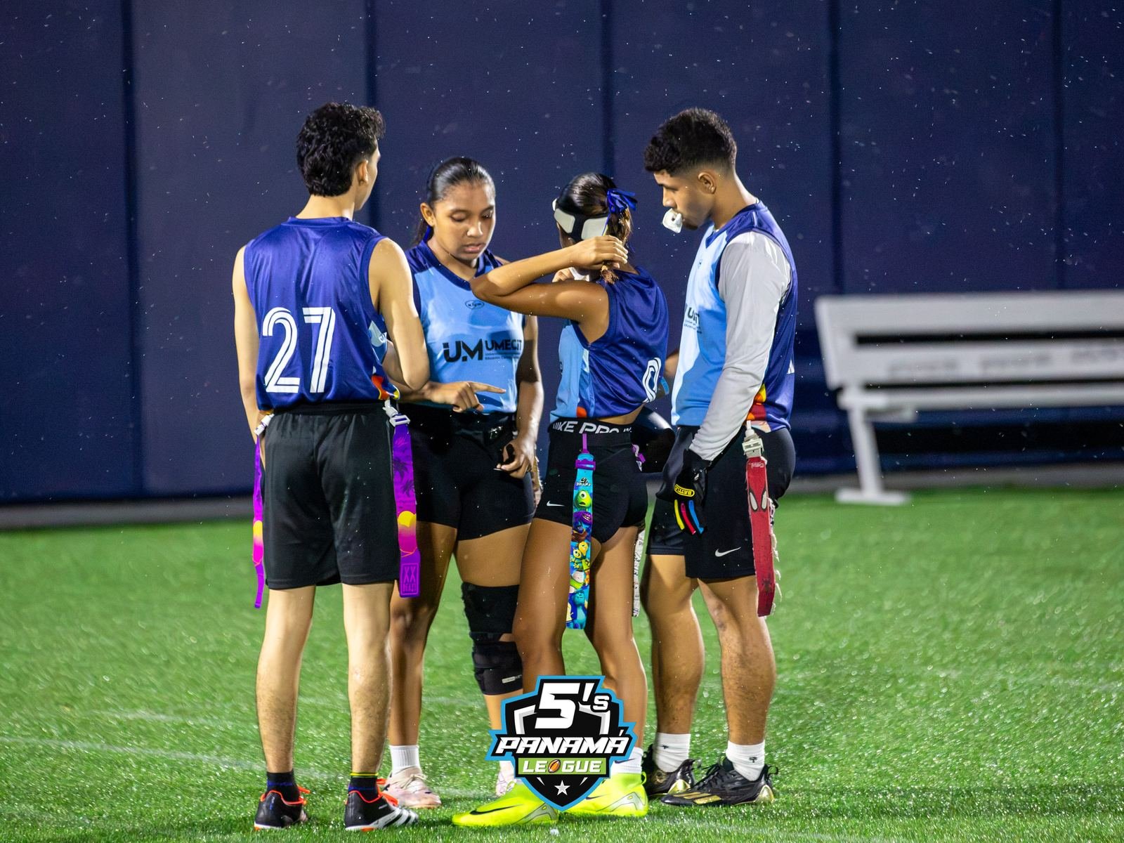 Niñas y niños en su primera jornada de flag football